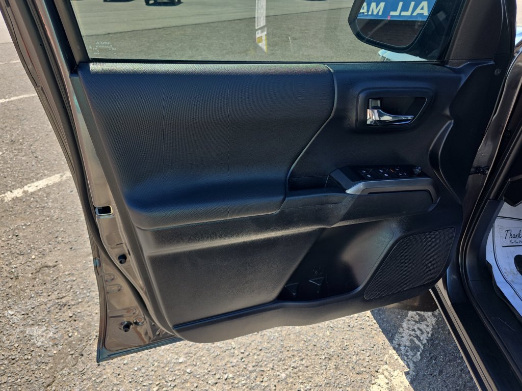 Used 2019 Toyota Tacoma TRD Off-Road w/ Technology Package AWD/4WD image 13