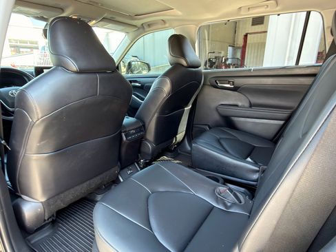 Used 2023 Toyota Highlander XLE image 22