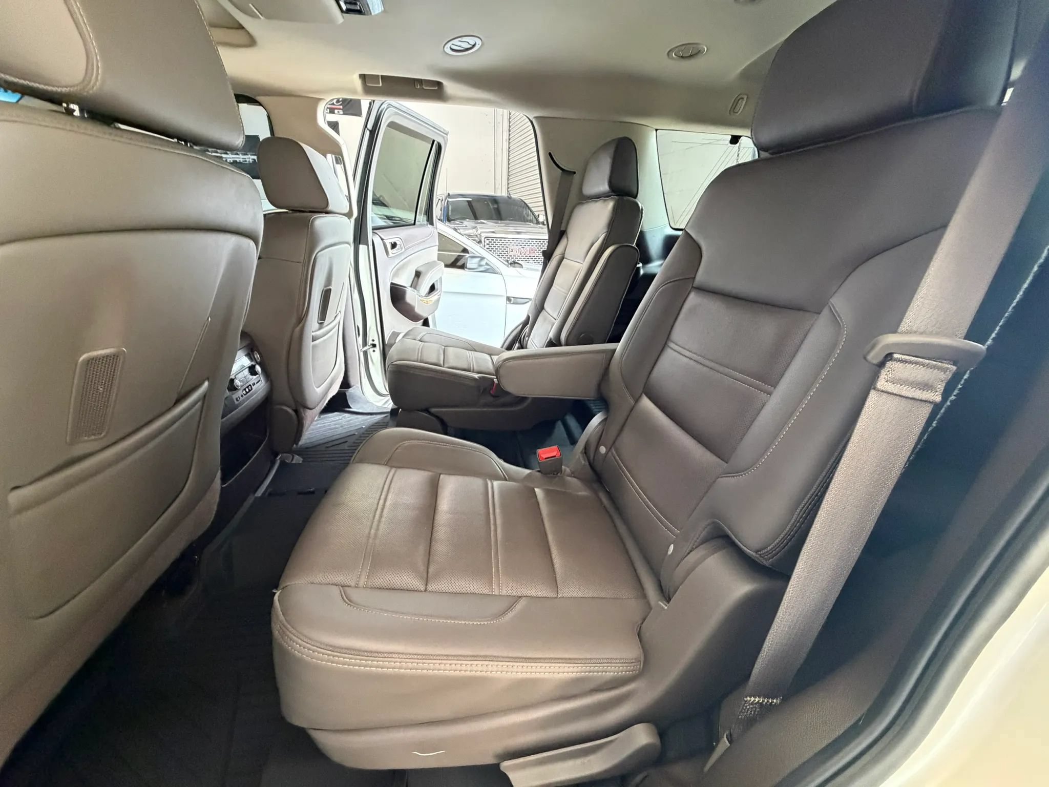 Used 2015 GMC Yukon Denali w/ Touring Package AWD/4WD image 39