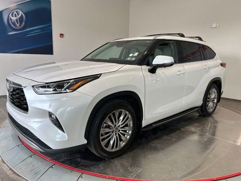 Used 2023 Toyota Highlander Platinum AWD/4WD image 2
