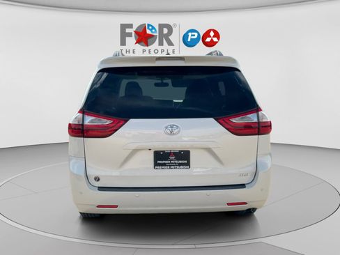 Used 2017 Toyota Sienna XLE Premium image 4
