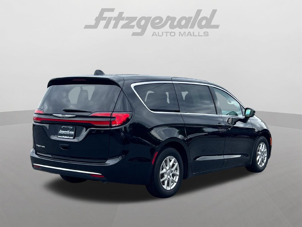 Used 2024 Chrysler Pacifica Touring-L FWD image 8
