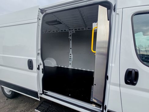 Used 2025 RAM ProMaster 2500 w/ Convenience Group image 32