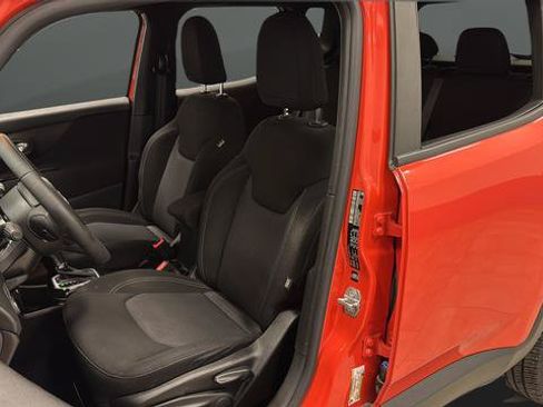 Used 2021 Jeep Renegade Latitude AWD/4WD image 9