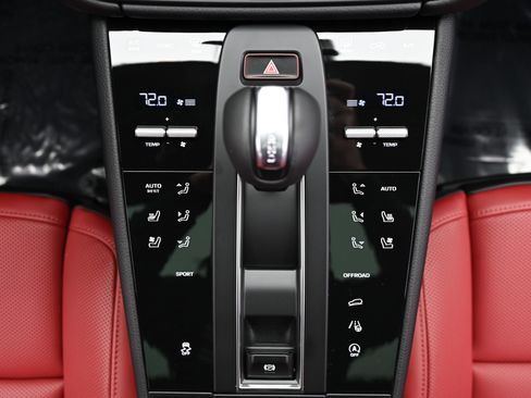 Used 2025 Porsche Macan image 44