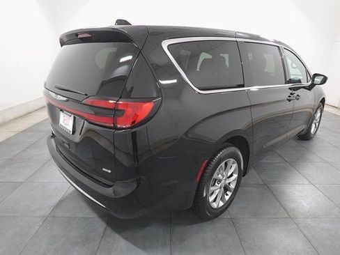 New 2026 Chrysler Pacifica Select image 5