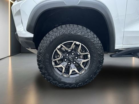 Used 2025 Chevrolet Colorado ZR2 w/ Technology Package AWD/4WD image 9