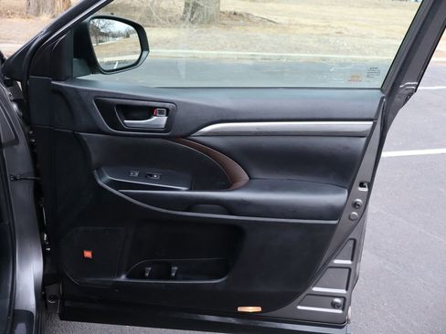 Used 2018 Toyota Highlander AWD V6 image 28