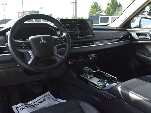 Used 2025 Mitsubishi Outlander SE FWD image 19