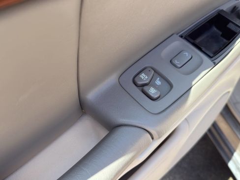 Used 2003 Cadillac De Ville w/ Comfort & Convenience Package image 36