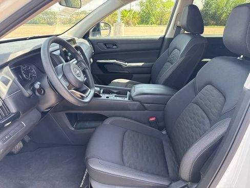 Certified 2025 Nissan Pathfinder S FWD image 10