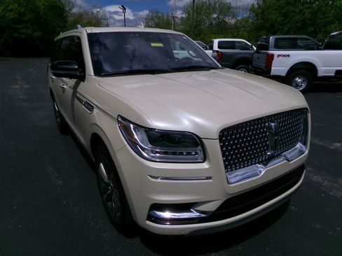 Used 2018 Lincoln Navigator Reserve w/ Technology Package AWD/4WD image 2