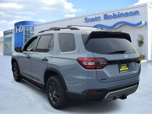 Certified 2025 Honda Pilot TrailSport image 3
