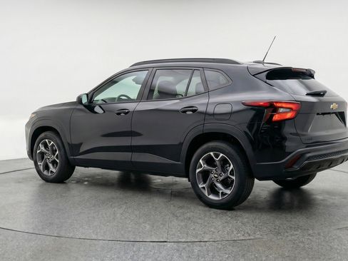 Used 2025 Chevrolet Trax LT FWD image 5