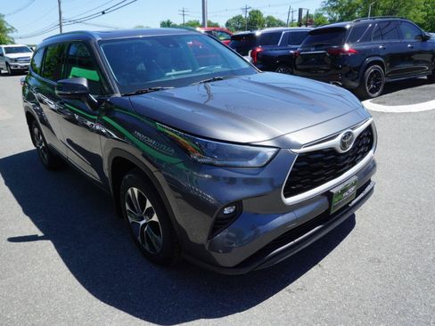 Used 2021 Toyota Highlander XLE AWD/4WD image 4