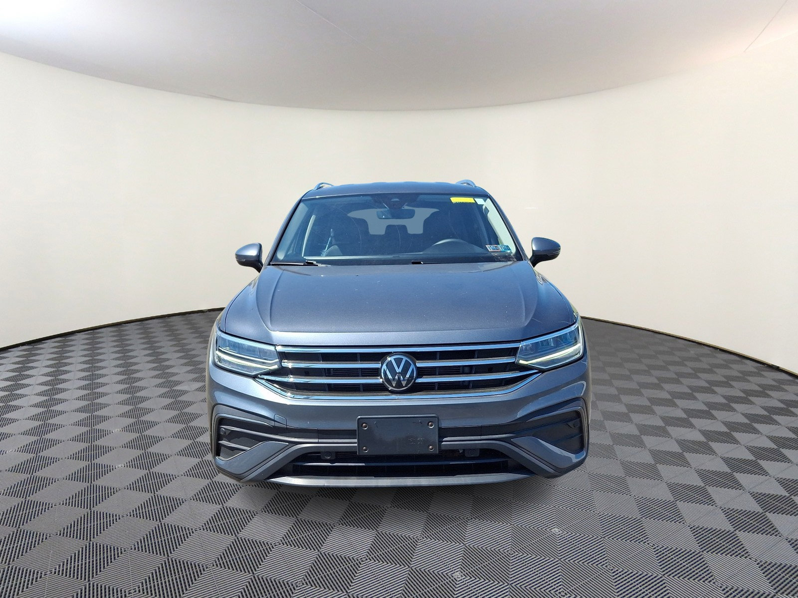 Used 2024 Volkswagen Tiguan SE AWD/4WD image 2
