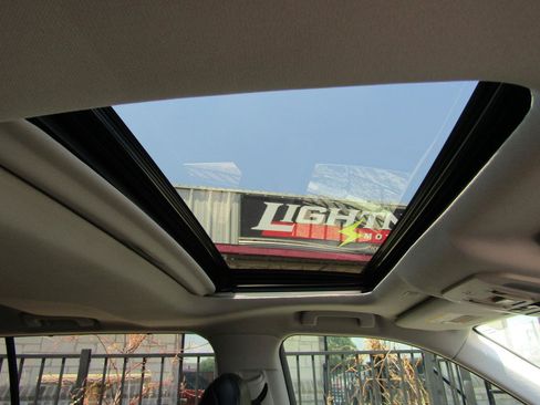 Used 2021 Toyota Highlander Limited FWD image 8