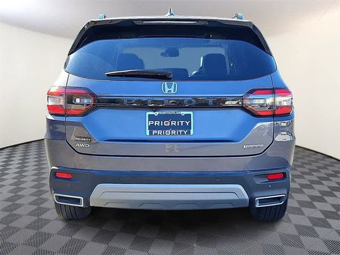 Certified 2025 Honda Pilot Touring image 5