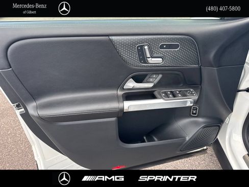 Used 2024 Mercedes-Benz GLB 250 image 12