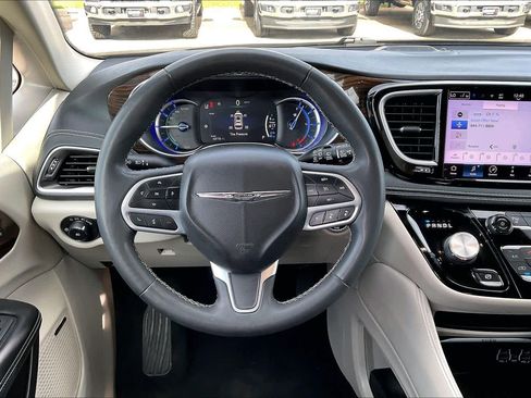 Used 2022 Chrysler Pacifica Limited image 5