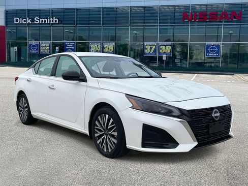 Used 2025 Nissan Altima 2.5 SV image 1