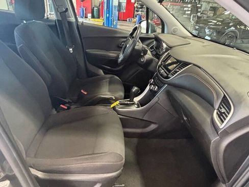 Used 2019 Chevrolet Trax LS FWD image 3
