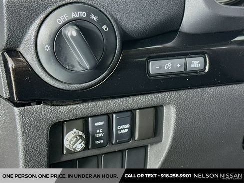 Used 2019 Nissan Titan SV w/ SV Convenience Package RWD image 10