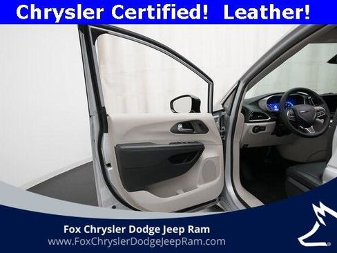 Certified 2024 Chrysler Pacifica Touring-L image 28