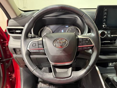 Used 2022 Toyota Highlander XLE AWD/4WD image 25