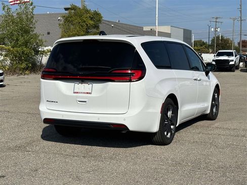 New 2026 Chrysler Pacifica Select image 3