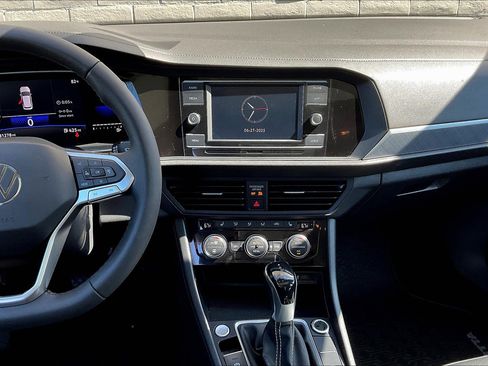 Used 2022 Volkswagen Jetta SE w/ Panoramic Sunroof Package image 5