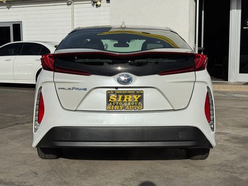 Used 2017 Toyota Prius Prime Plus w/ Preferred Accessory Package FWD image 10