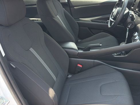 Certified 2025 Hyundai Elantra SE FWD image 24