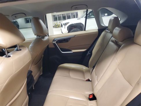 Used 2021 Toyota RAV4 LE image 10