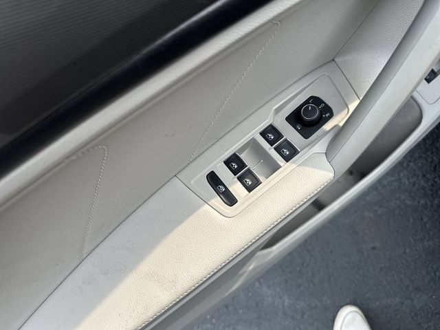 Used 2023 Volkswagen Tiguan SE FWD image 17