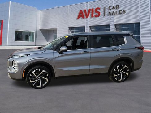Used 2024 Mitsubishi Outlander SE image 2