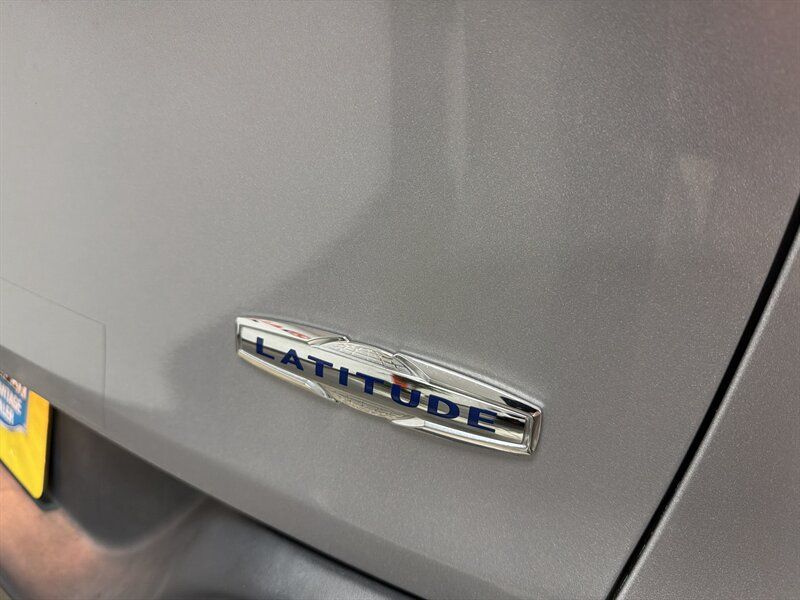 Used 2018 Jeep Cherokee Latitude Plus w/ Comfort/Convenience Group FWD image 11