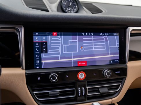 Certified 2025 Porsche Macan image 22