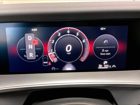 Used 2025 Volkswagen Tiguan SE w/ Panoramic Sunroof Package image 22