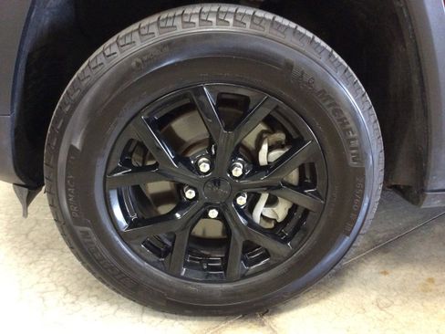 Used 2024 Jeep Grand Cherokee L Laredo image 10