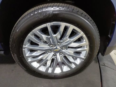 Certified 2026 Chevrolet Suburban High Country AWD/4WD image 36