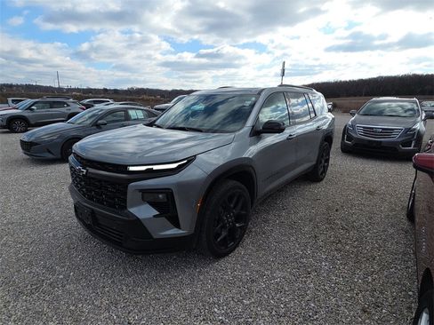 Used 2024 Chevrolet Traverse RS image 3