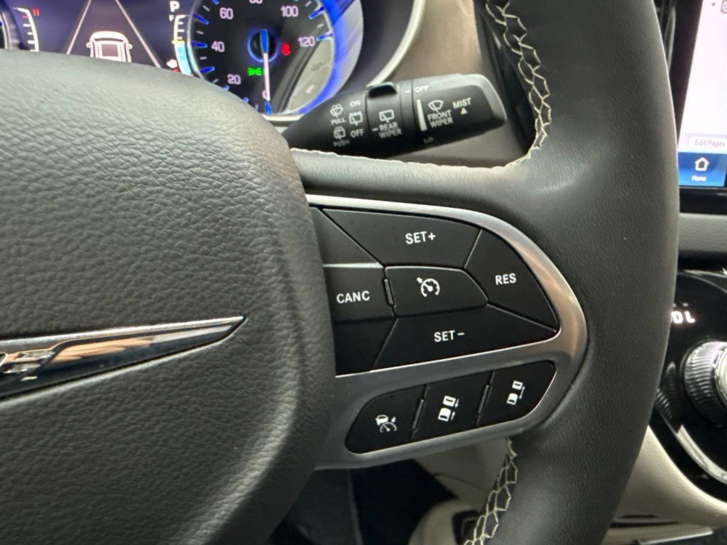Used 2024 Chrysler Pacifica Touring-L FWD image 21