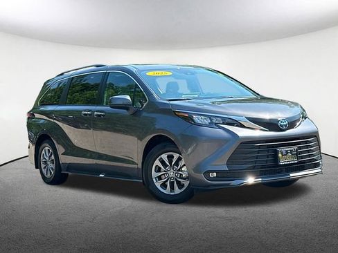 Used 2025 Toyota Sienna XLE w/ XLE Plus Package AWD/4WD image 2