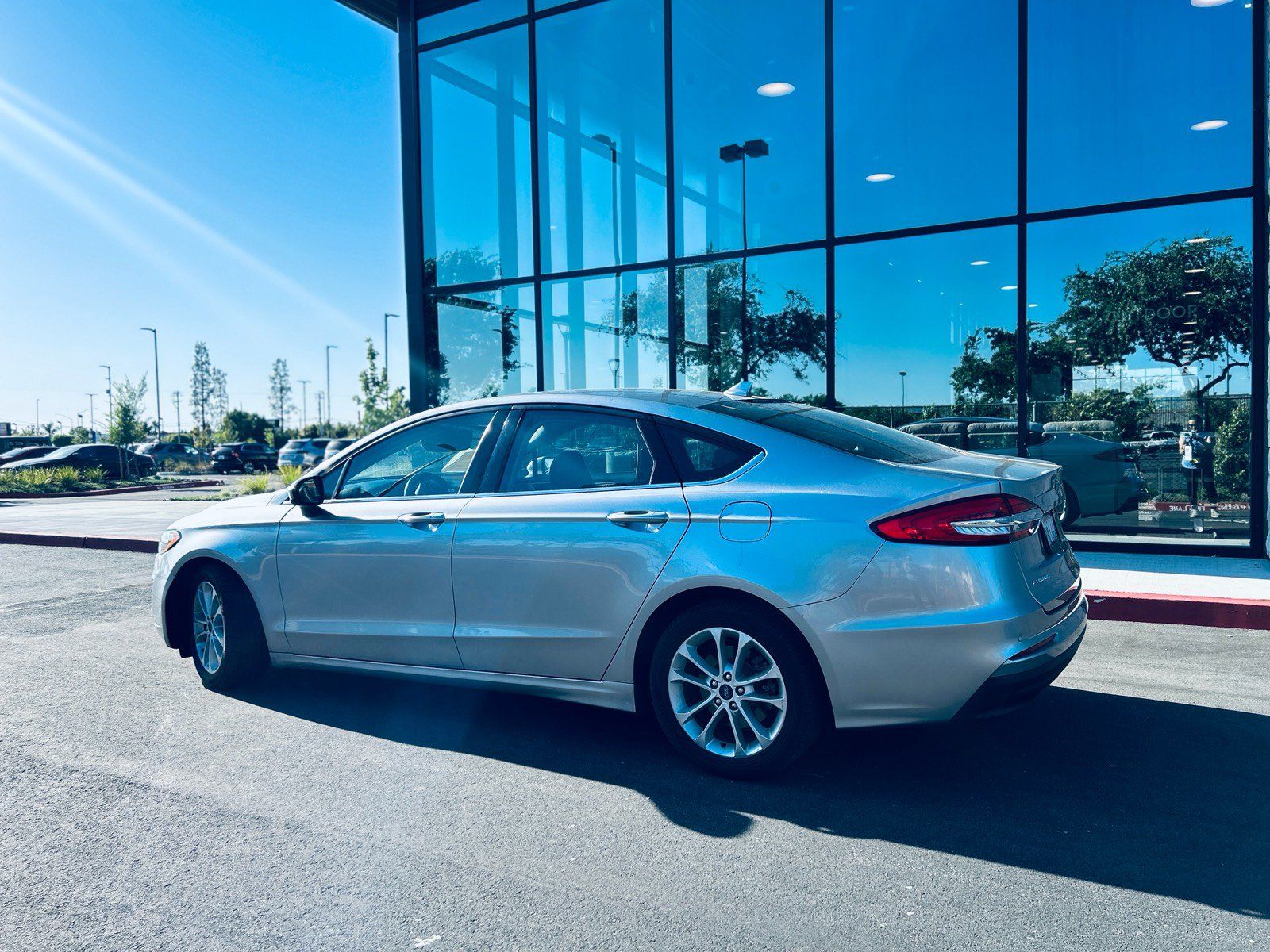 Used 2020 Ford Fusion SE FWD image 3