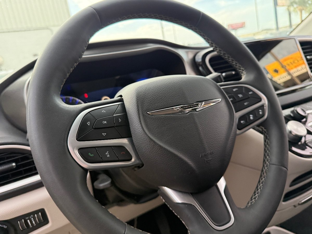 Used 2024 Chrysler Pacifica Touring-L FWD image 22
