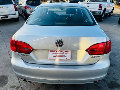 Used 2011 Volkswagen Jetta SE image 4
