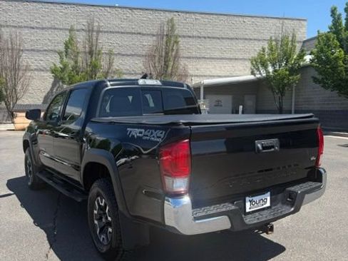 Used 2017 Toyota Tacoma TRD Off-Road AWD/4WD image 8