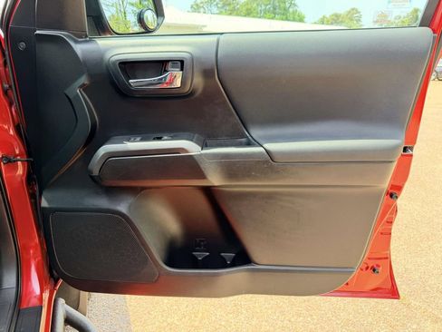 Certified 2019 Toyota Tacoma TRD Sport AWD/4WD image 11