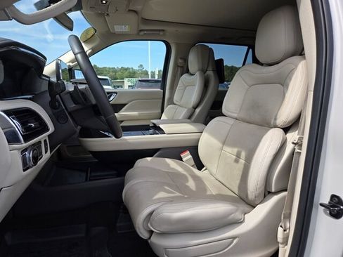Used 2021 Lincoln Navigator Reserve w/ Luxury Package RWD image 9